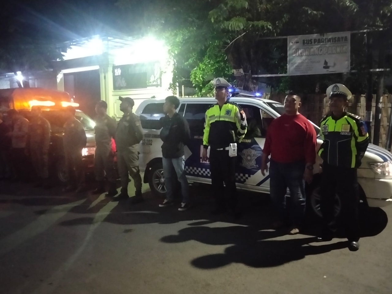 Patroli Aman, Warga Nyaman: Polsek Semampir dan Satpol PP Sapa Poskamling Mrutu Kalianyar