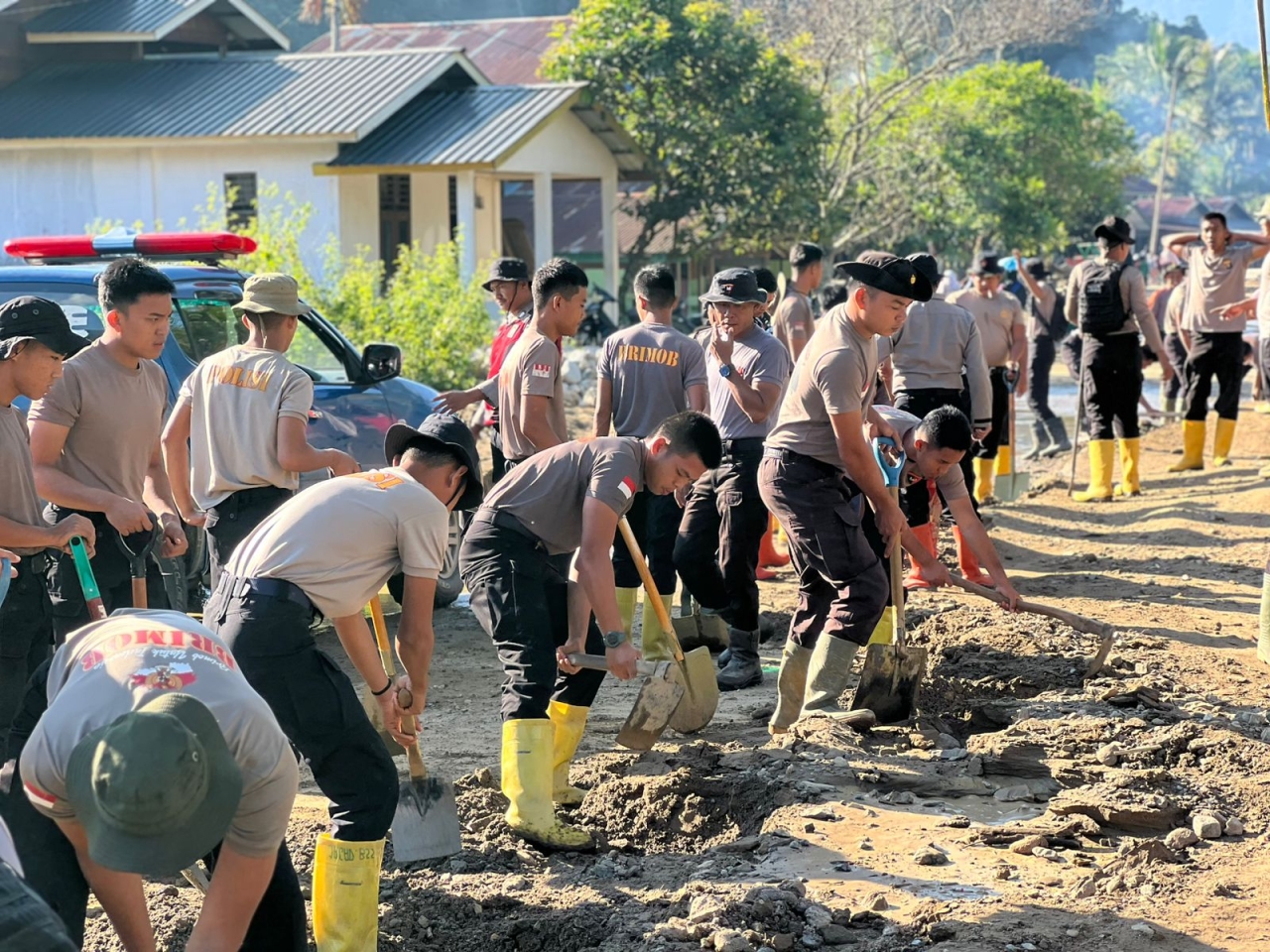 Polri Bergerak Tangani Banjir Cakung, Kerahkan 132 Personel, Perahu Taktis, Kendaraan 4x4, dan Dapur Lapangan Brimob