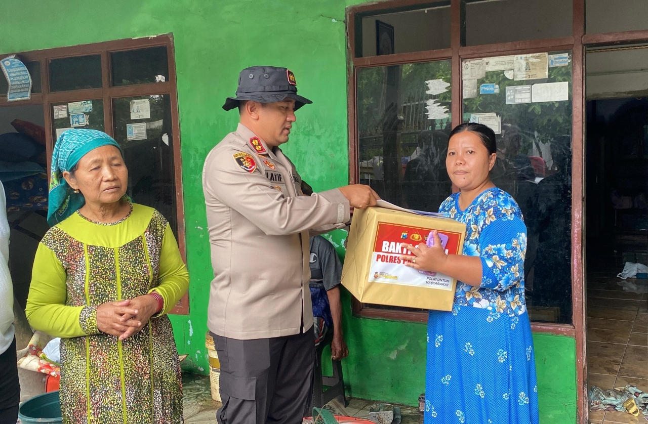 Polres Probolinggo Salurkan Bantuan Sosial Warga Terdampak Banjir