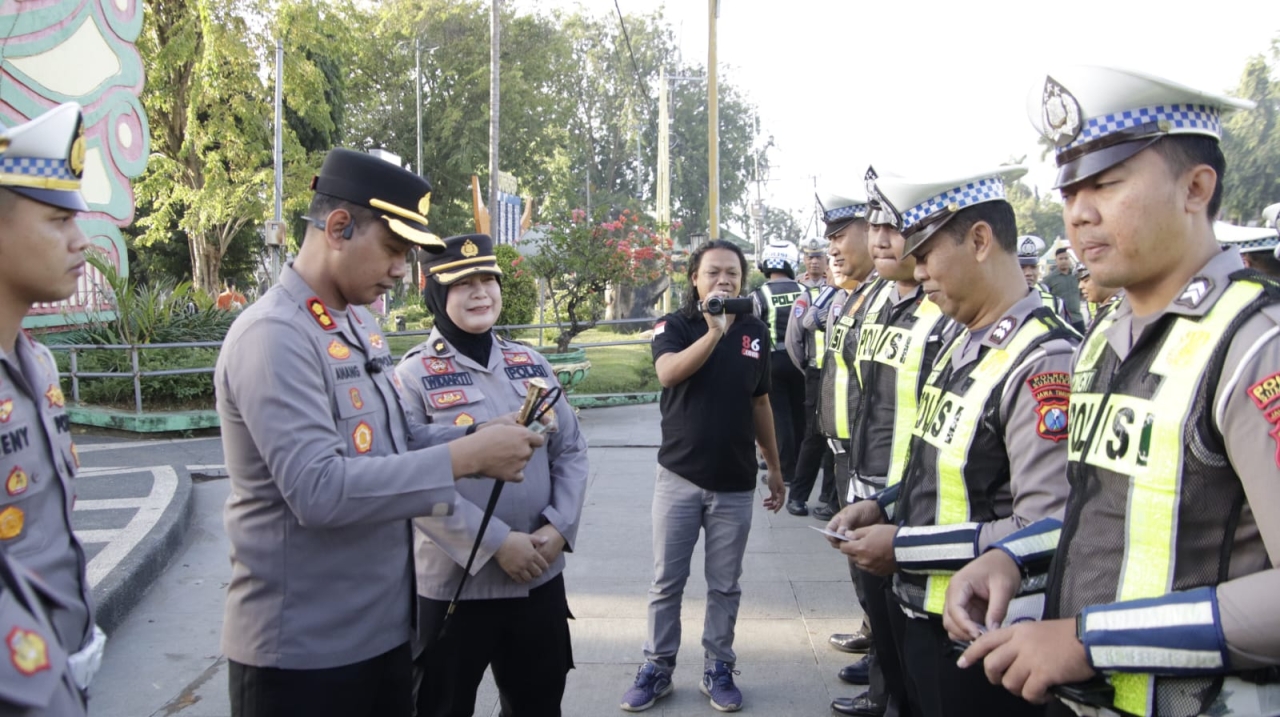 Tingkatkan Profesionalisme, Kapolres Sumenep Pimpin Apel dan Pemeriksaan Personel Satlantas