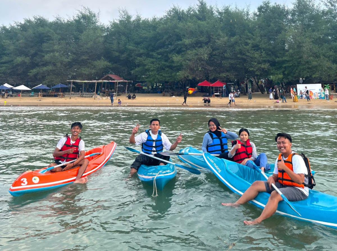 Foto: memacu adrenalin dengan menyewa motor ATV atau menikmati ketenangan laut menggunakan perahu kano