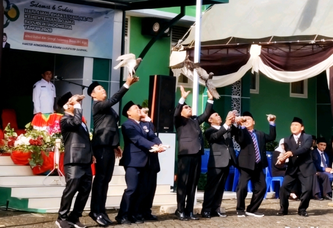 Foto: Upacara HAB ke-80 Kemenag Lepas Merpati Sebagai Simbol Damai