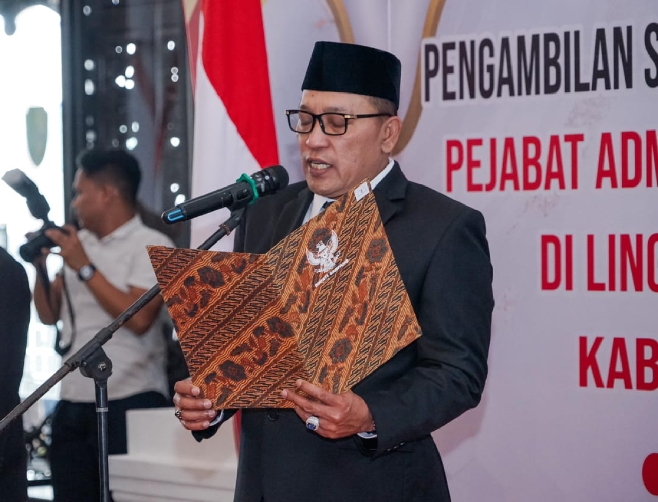 Foto : Bupati Sampang, H. Slamet Junaidi Saat Membacakan kepemimpinan di dua dinas strategis