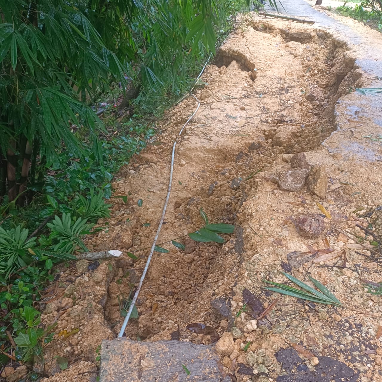 Foto: Jalur Utama Desa Karangpenang Onjur  Akibat Longsor,