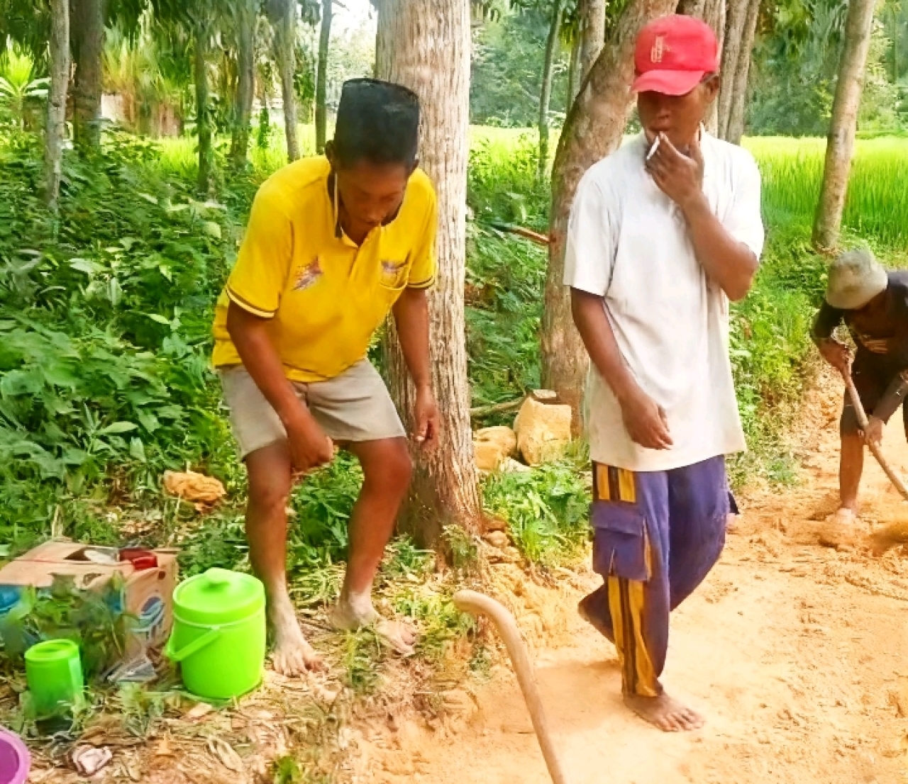 Apresiasi Kepedulian PKS, Warga Dusun Laok Leke Kompak Rampungkan Perbaikan Jalan Desa