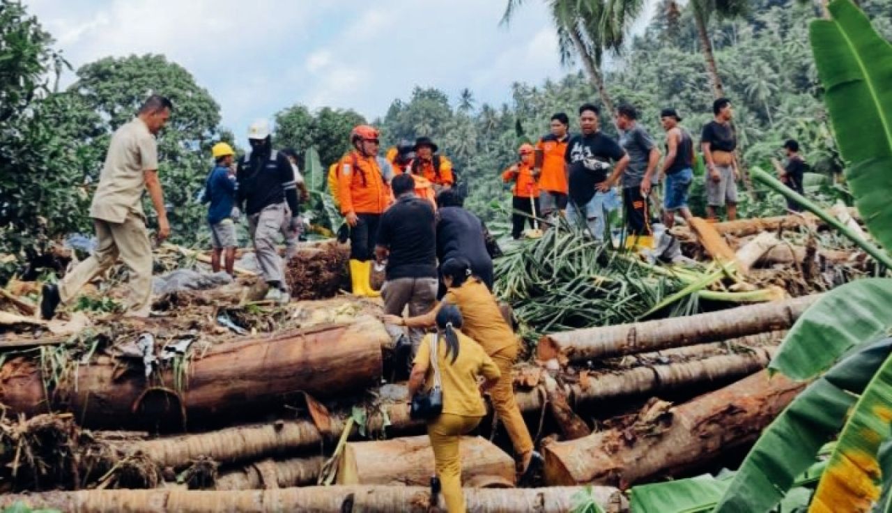 Basarnas Sulut, Polres Sitaro, Pemerintah Kabupaten dan masyarakat bahu membahu mencari dan menyelamatkan korban banjir bandang di Pulau Siau, Kabupaten Kepulauan Sitaro.