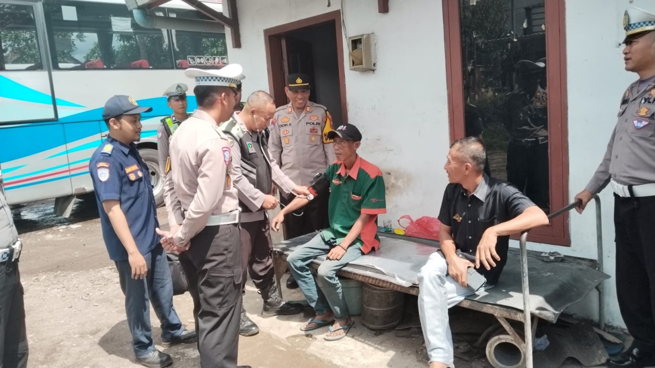 Polres Bondowoso Periksa Kesehatan Sopir Angkutan Umum di Hari Pertama Ops Keselamatan Semeru