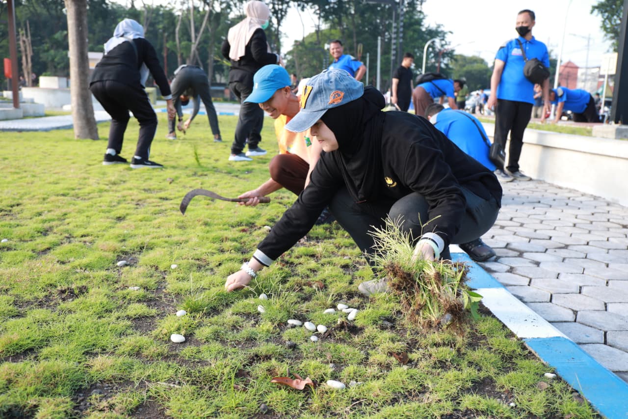 ASN Sidoarjo ramai-ramai Kerja Bakti Bersihkan alun-alun