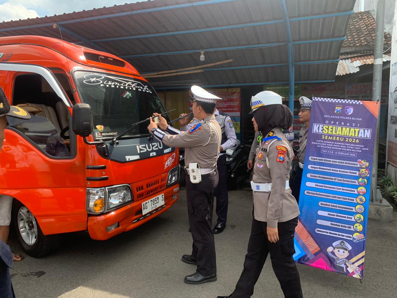 Layanan Kesehatan Gratis, Aksi Simpatik Polres Blitar Edukasi Pengguna Jalan di Ops Keselamatan Semeru