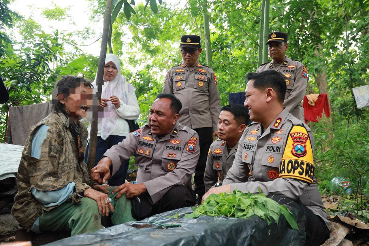 Polri Peduli : Polres Jember Evakuasi Kakek Tuna Wisma dari Hutan Jubung