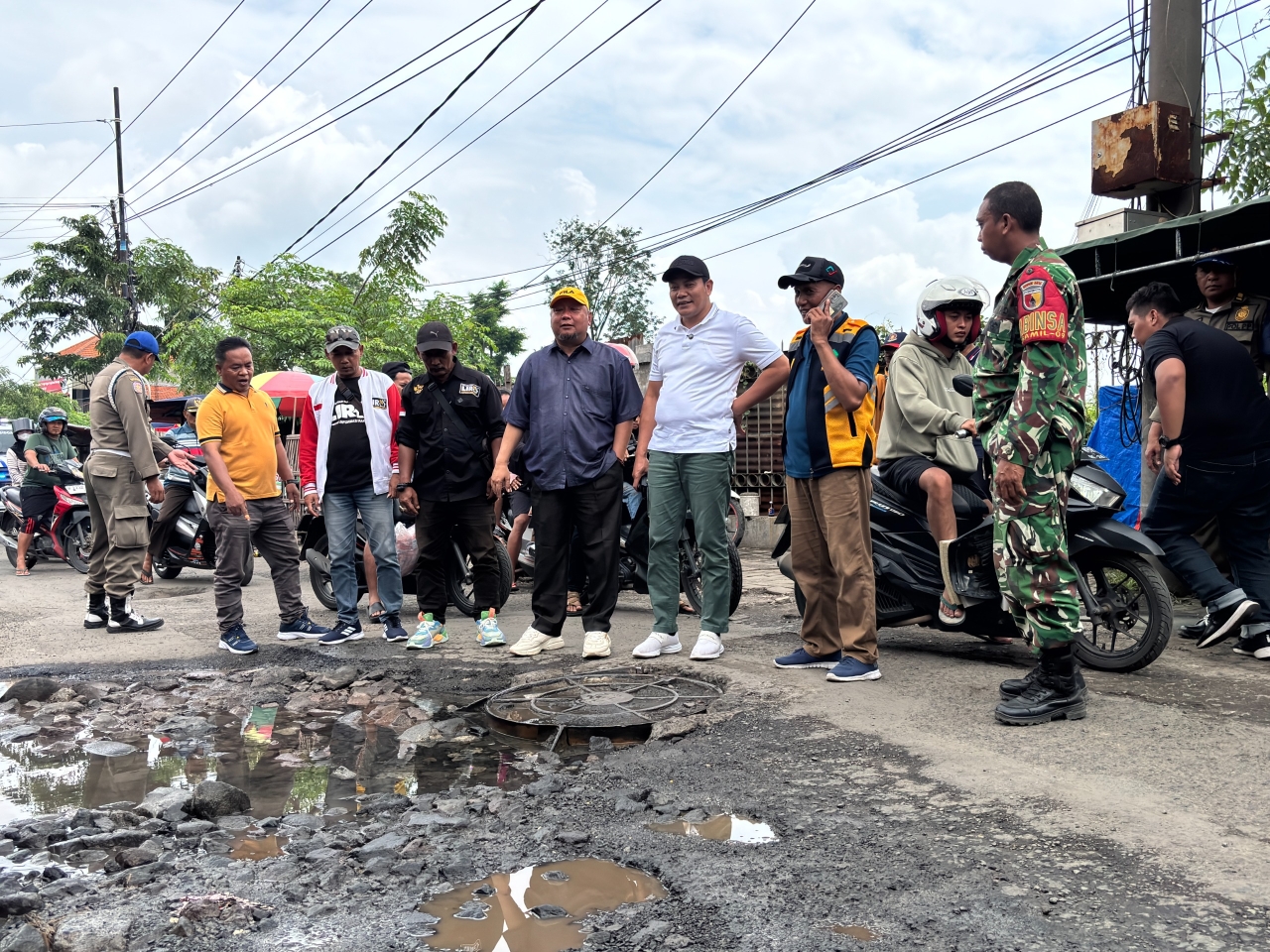 Bupati Sidoarjo Tegaskan Perbaikan Jalan Harus Overlay