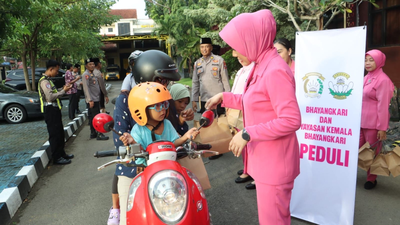Berbagi Keceriaan Ramadhan, Polres Bangkalan dan Bhayangkari Bagikan Ratusan Takjil Kepada Pengguna Jalan