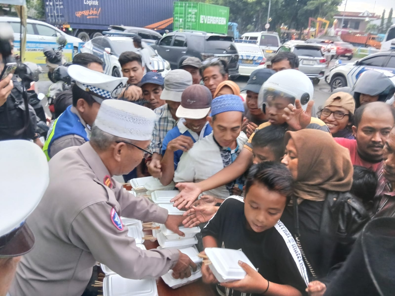 Kasat Lantas Polres Pelabuhan Tanjung Perak Gelar Bagi Takjil di Depan Pos Lantas Jalan Jakarta, Surabaya