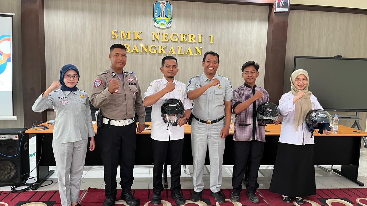 Satlantas Polres Bangkalan Tekan Laka dengan Aksi Simpatik Bagikan Helm SNI Secara Gratis di SMKN 1 Bangkalan