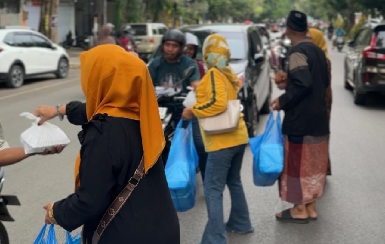 Caption Foto: Partai Golkar Sumenep bagi-bagi ratusan paket takjil dan nasi kotak kepada warga di Jalan Jendral Sudirman, Kamis (26/2/2026) sore.