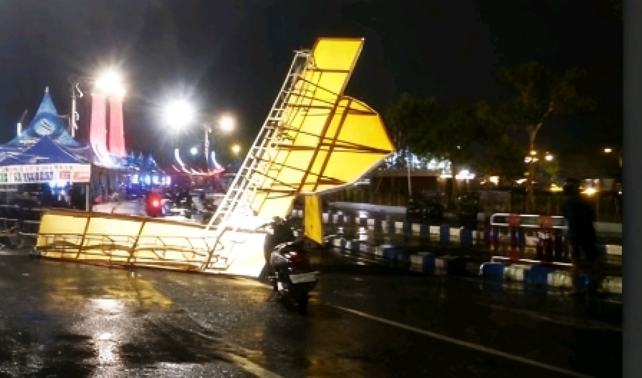 Caption Foto: Gapura selamat datang yang terletak di sisi timur pintu masuk pasar UMKM roboh total.