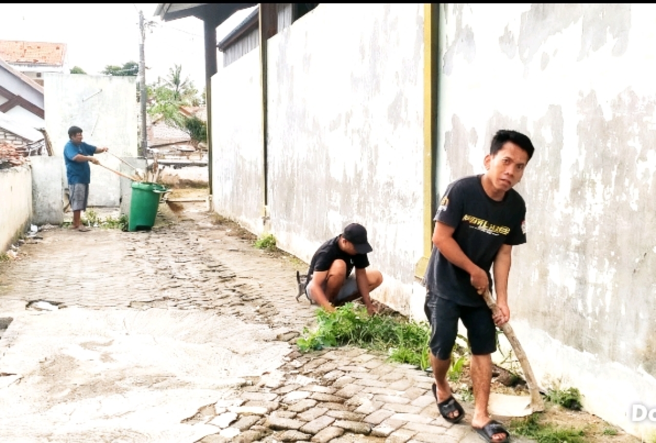 Caption Foto: petugas kebersihan yang terdiri dari Moh. Ripin, Addul, dan Muafi saat Membersihkan pasar Rongtengah