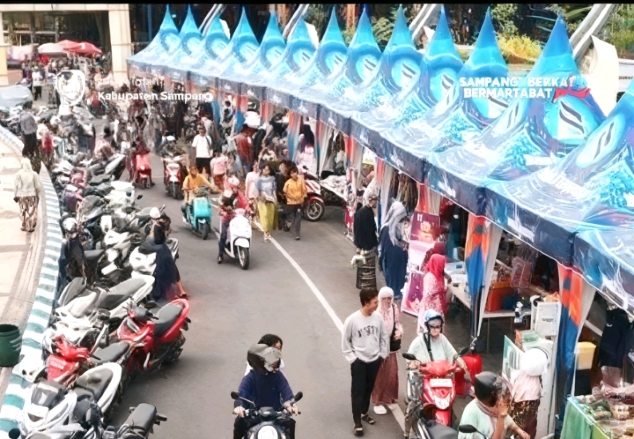 Caption Foto: puluhan stan UMKM lokal yang menyajikan berbagai pilihan takjil,