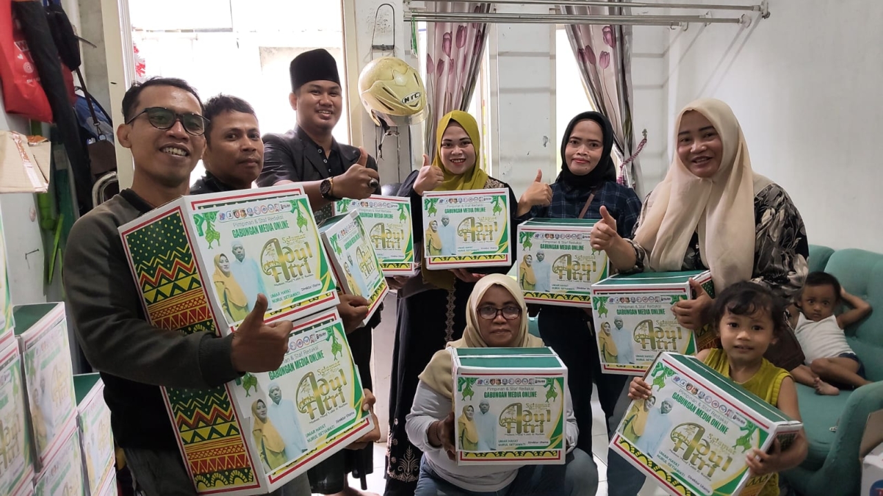 Dirut Utama Gabungan 10 Media Umar Hayat Bagi Parcel Kepada Anggotanya
