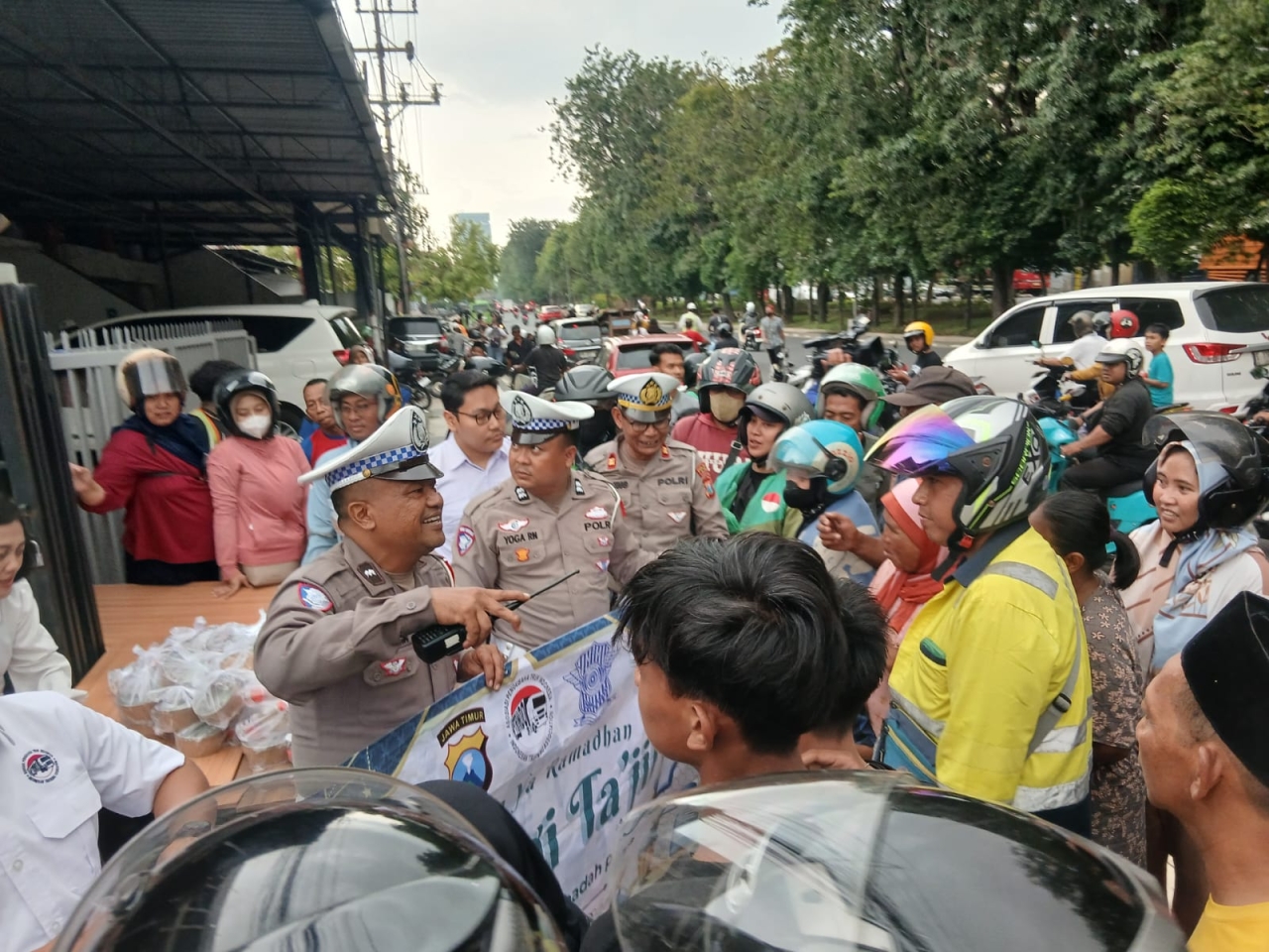 Tebar Kepedulian di Bulan Ramadan, Satlantas Polres Pelabuhan Tanjung Perak Bagikan 300 Takjil di Jalan Perak Barat
