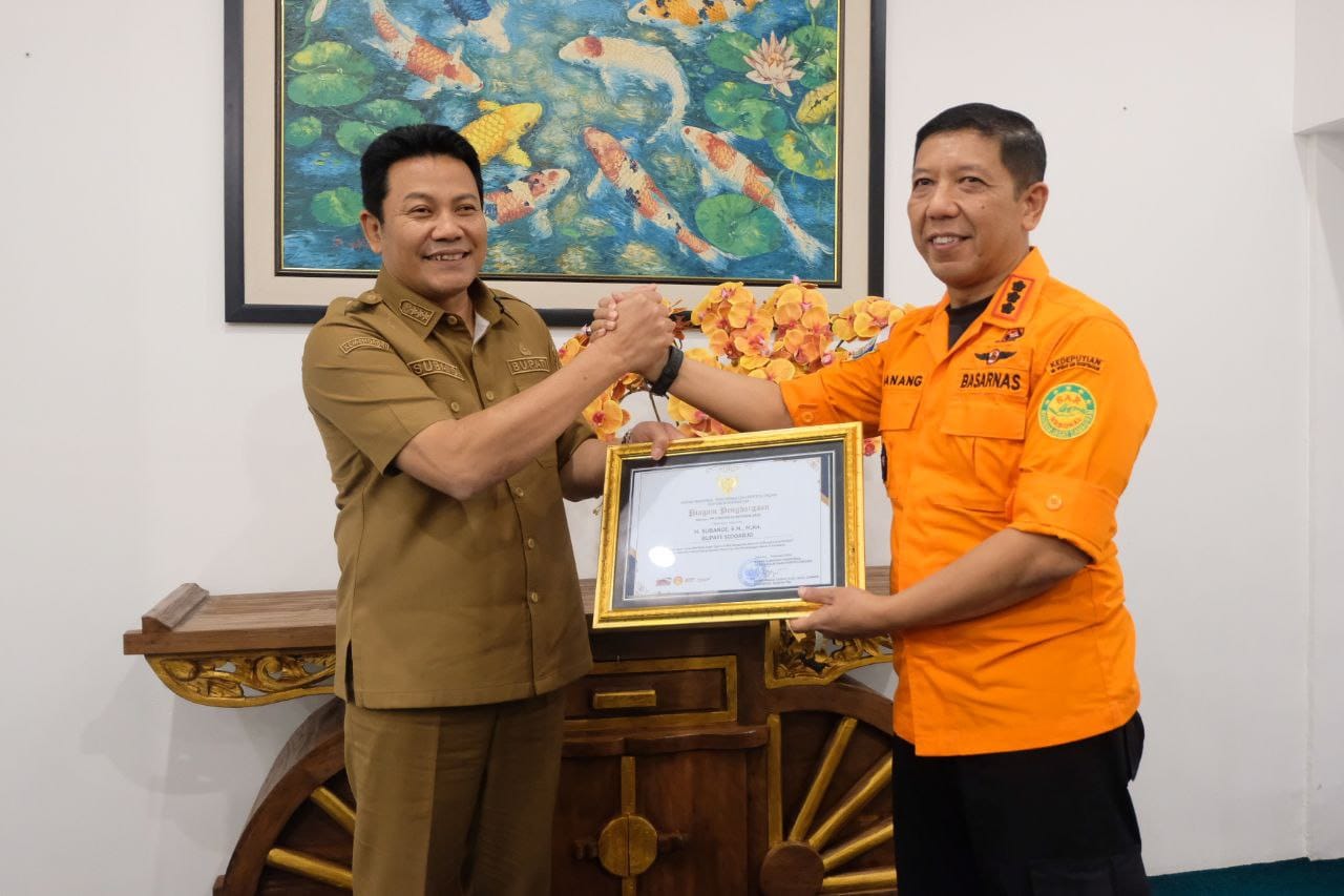 Pemkab Sidoarjo Terima Penghargaan Atas Dukungan pada Operasi SAR Bangunan Runtuh di Ponpes Al-Khoziny Kab.Sidoarjo