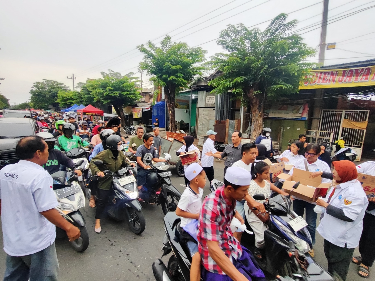 Semangat Bulan Suci Ramadan, Relawan DEPAC'S Bagikan 300 Paket Takjil Berupa Snack dan Nasi Kotak