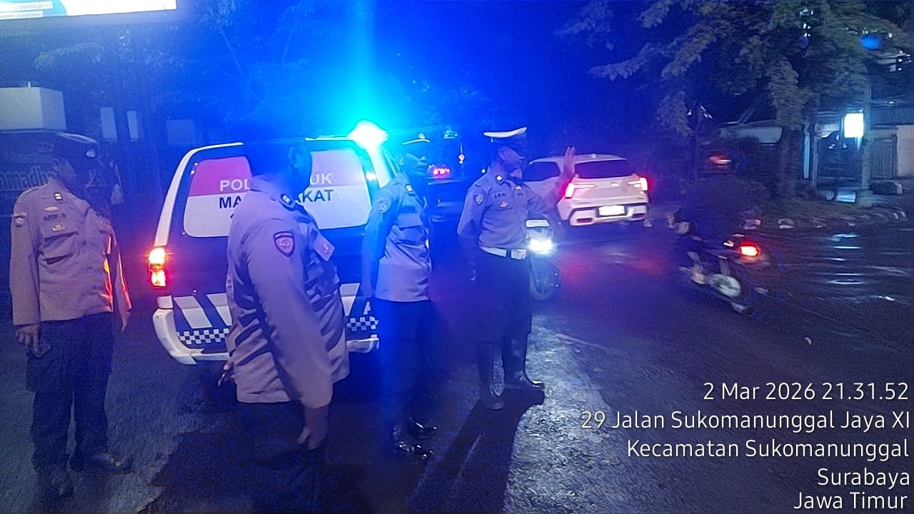 Wujudkan Harkamtibmas Kondusif Polsek Sukomanunggal Giat Patroli Jelang Sahur Selama Bulan Ramadan