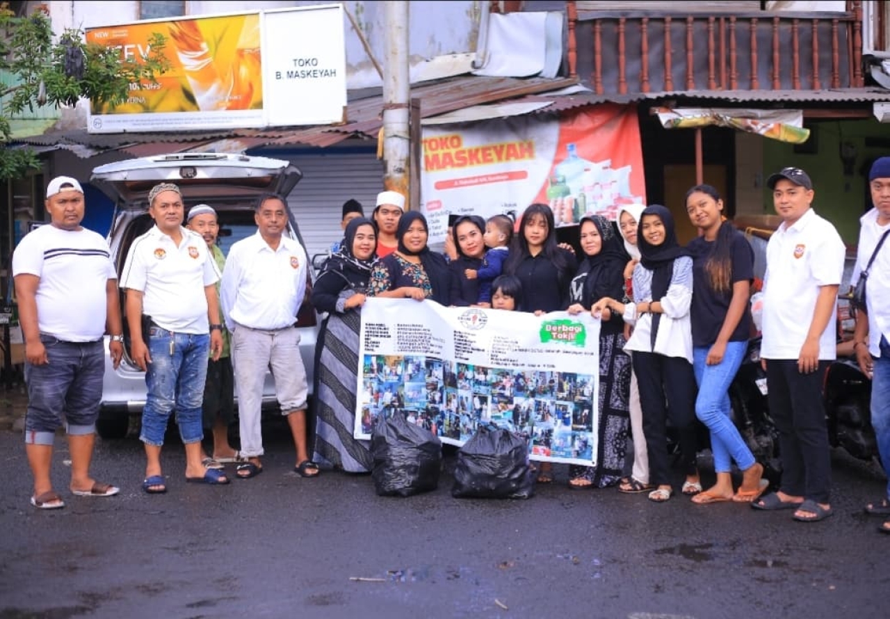 Ramadan Berkah! Aba Niman dan SINTORA.NEWS Bagikan 500 Takjil, Santuni 20 Anak Yatim untuk Warga Surabaya