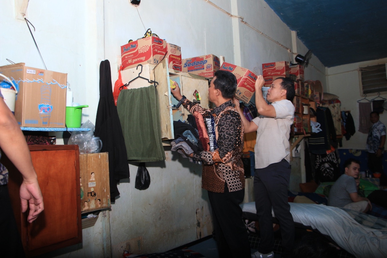 Pastikan Keamanan Jelang Lebaran, Kalapas I Madiun Pimpin Razia Blok Kamar Hunian Warga Binaan