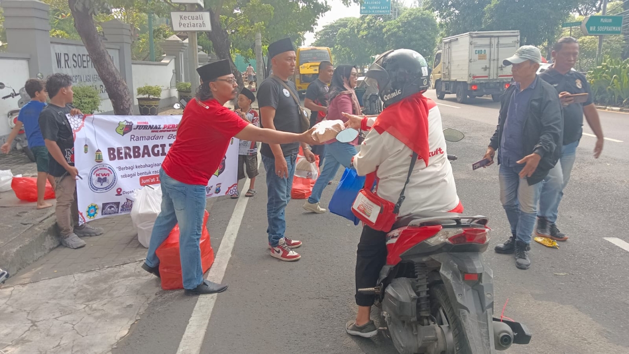 Media Jurnal Peristiwa Gelar Aksi “Ramadan Berkah”, Bagikan 250 Pake Takjil di Depan Makam Pahlawan WR Soepratman
