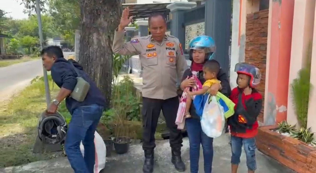 Respon Sigap Ipda Purnomo Bantu Evakuasi Pemudik Mogok di Lamongan dan Berikan Bantuan Biaya Perbaikan