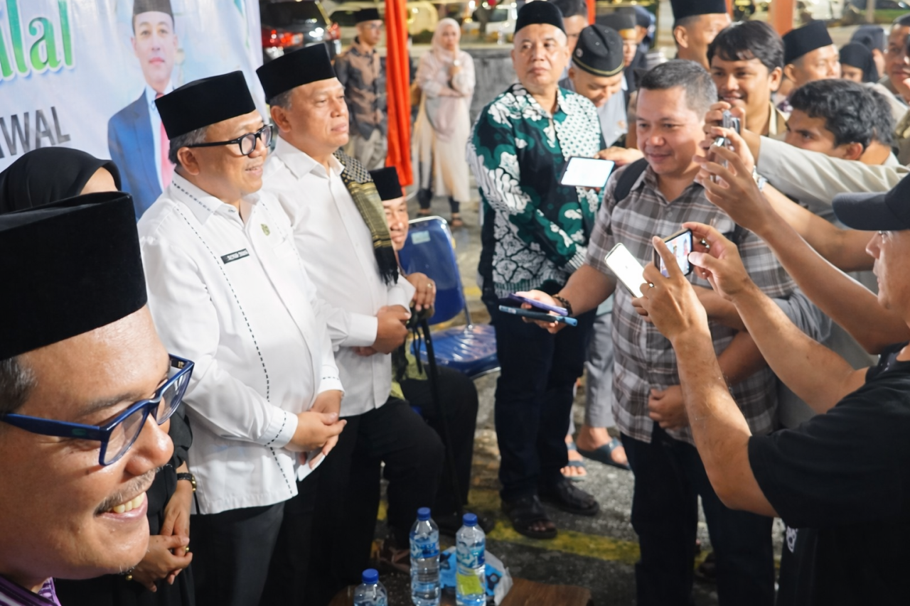 Kakanwil Kemenag Sulut, H. Ulyas Taha, saat diwawancarai awak media