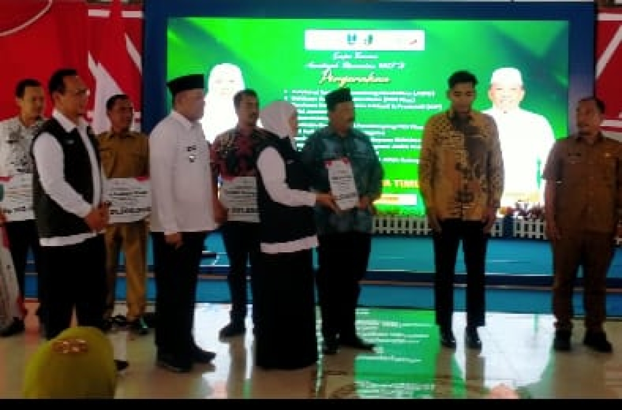 Caption Foto; Gubernur Jatim Salurkan 8 Program Strategis di Sampang