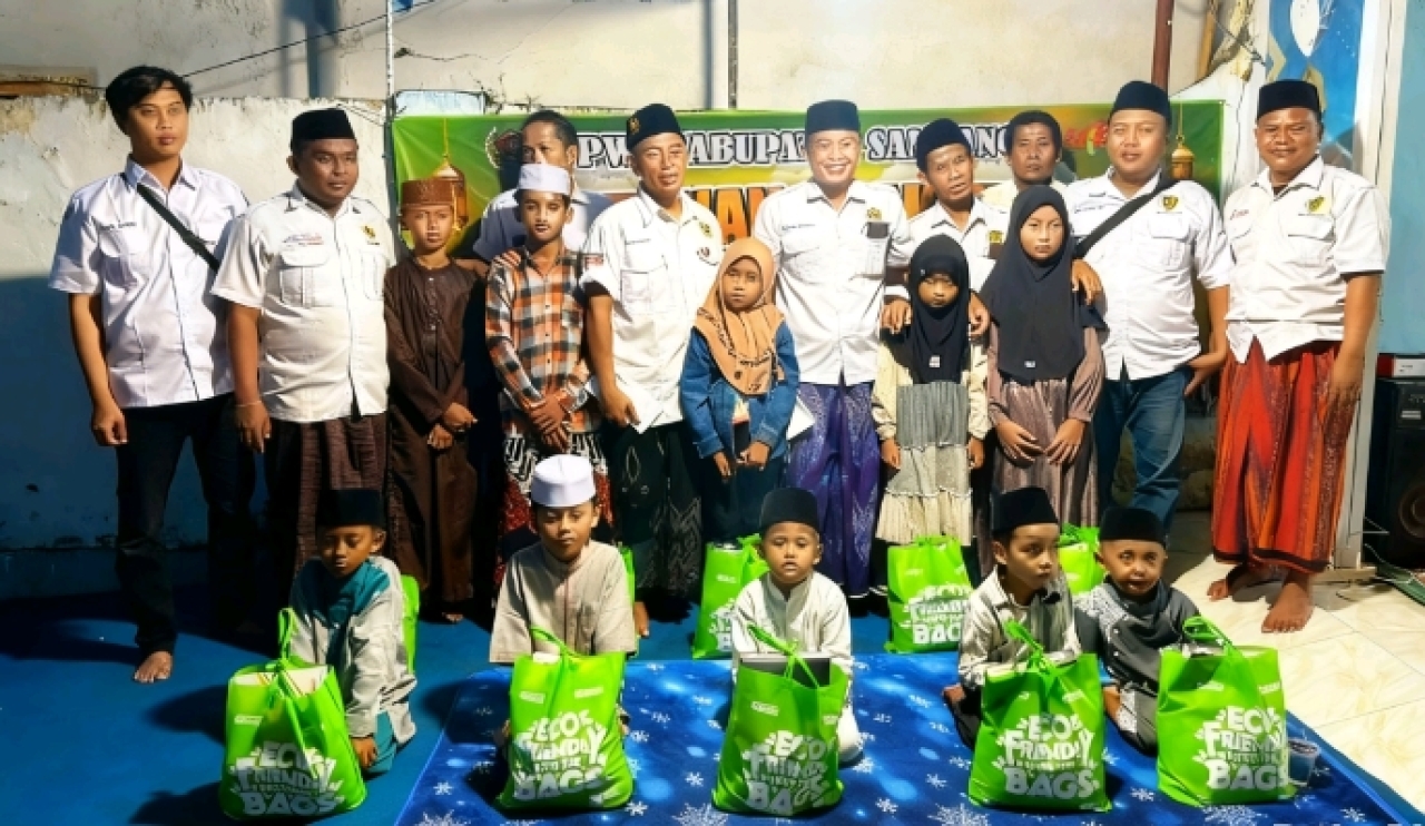 Caption Foto: Pengurus PWI Sampang bersama  anak yatim penerima Santunan