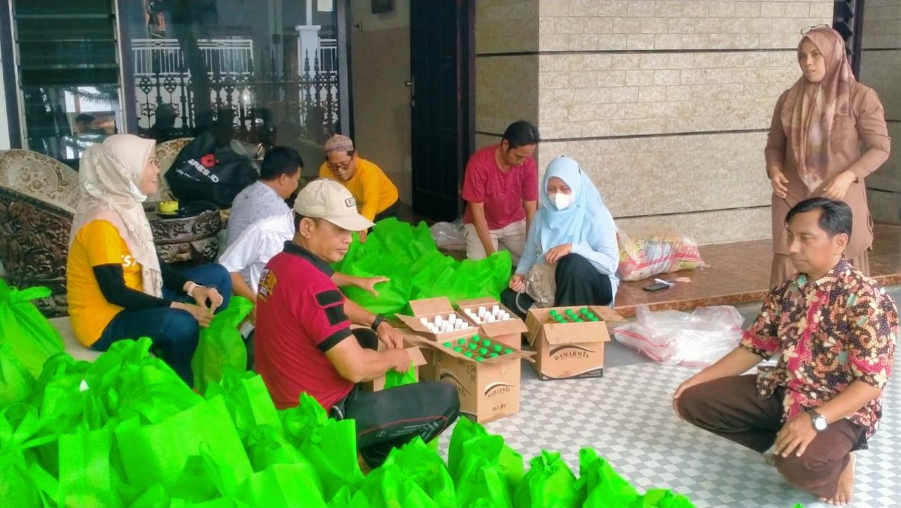 Caption Foto: Alumni Smansa 97 Sampang Saat packing sembako"Estoh Berbagi"