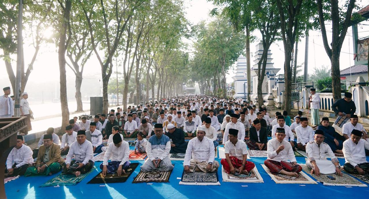 Caption: Ribuan Warga Sampang Salat Id Bersama Jajaran Forkopimda