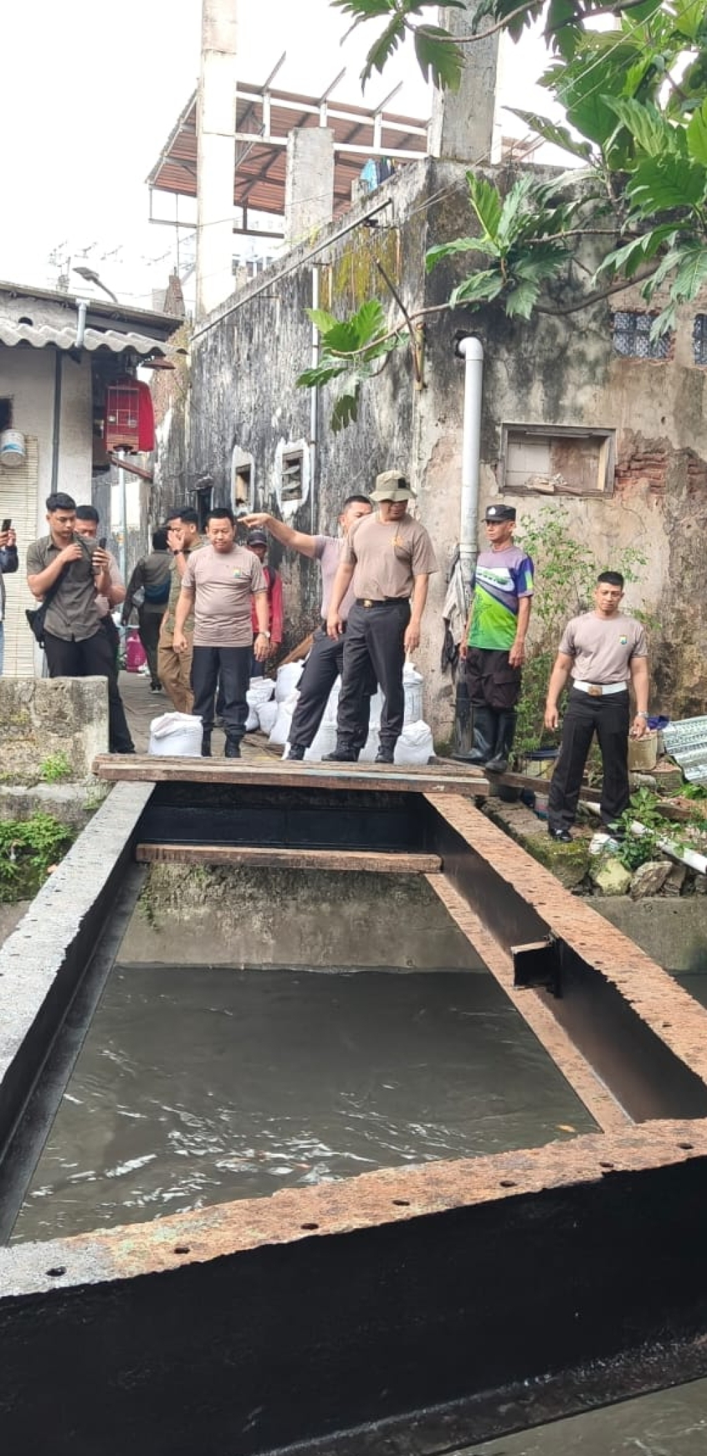 Kapolrestabes Surabaya Tinjau Pembangunan Jembatan Garuda Merah Putih di Sukomanunggal, Pastikan Keselamatan Warga