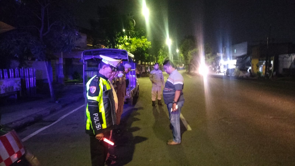 Patroli Dini Hari di Perbatasan, Polsek Semampir Gandeng Satpol PP Jaga Kamtibmas
