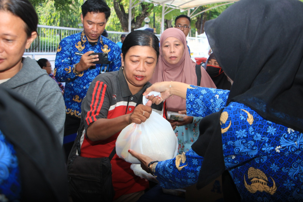 Rutin Setiap Jumat, Lapas I Madiun Salurkan Bansos dan MBG untuk Warga Sekitar