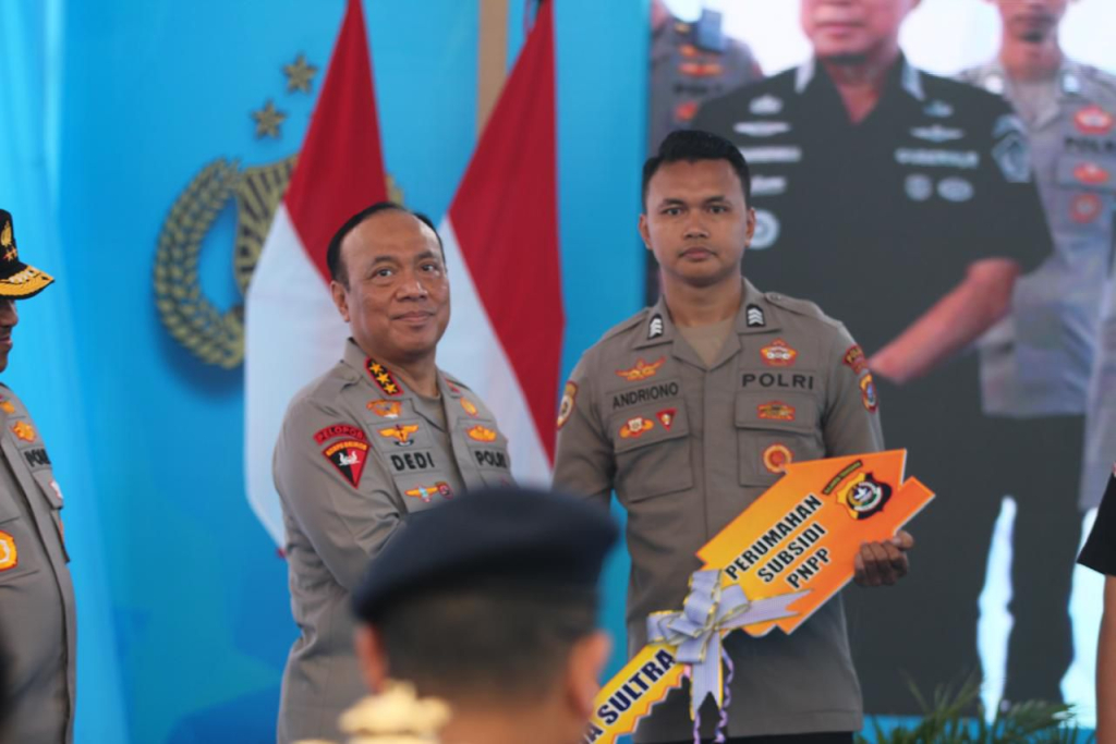 Dukung Asta Cita Presiden Prabowo sebagai Prioritas Nasional, Polri Serahkan 378 Unit Perumahan bagi PNPP dan Masyarakat
