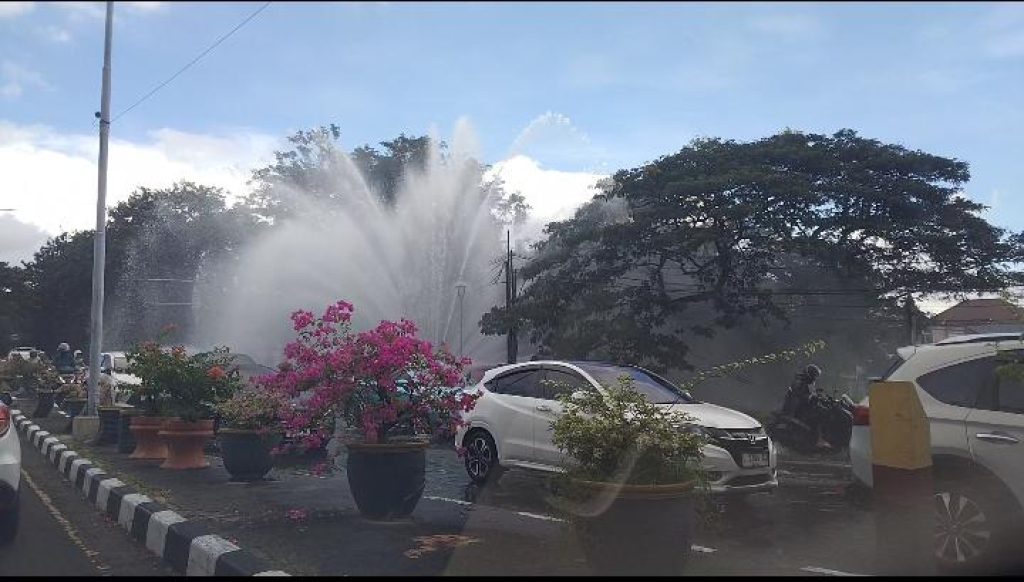 Pipa Air Bocor di MERR Surabaya, Semburan Tinggi Ganggu Lalu Lintas