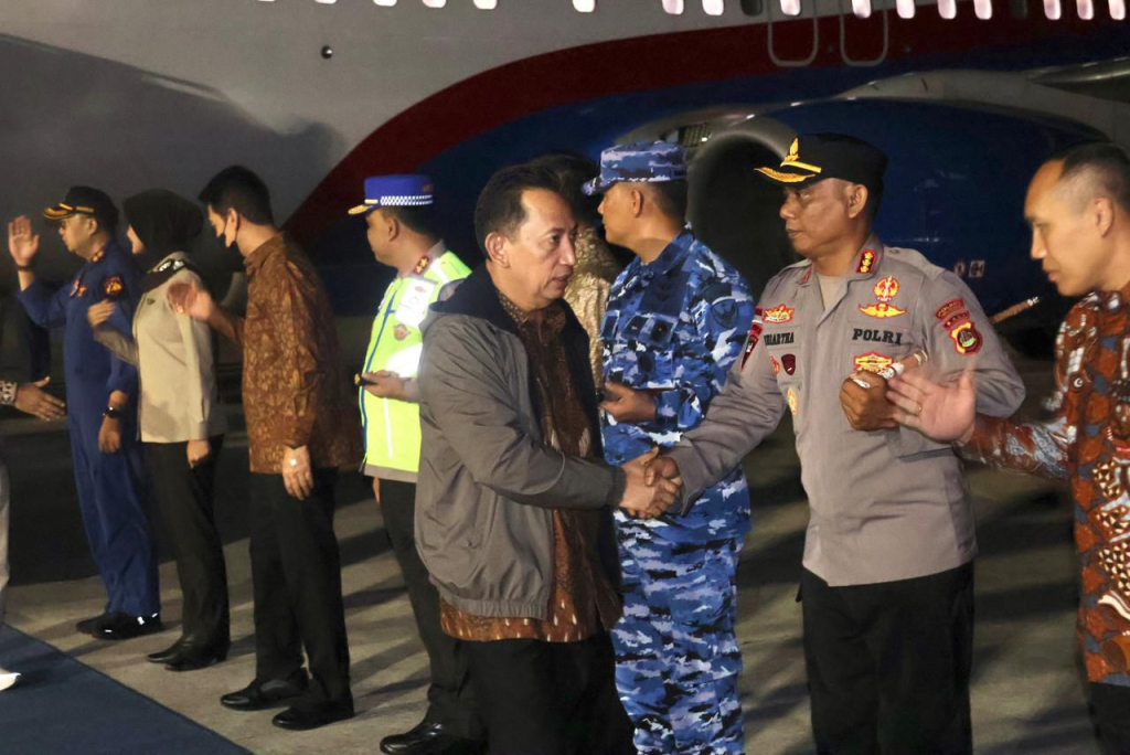 Caption Foto: Kapolres Bandara Ngurah Rai Dampingi Kapolda Bali Sambut Kedatangan Kapolri di Bali