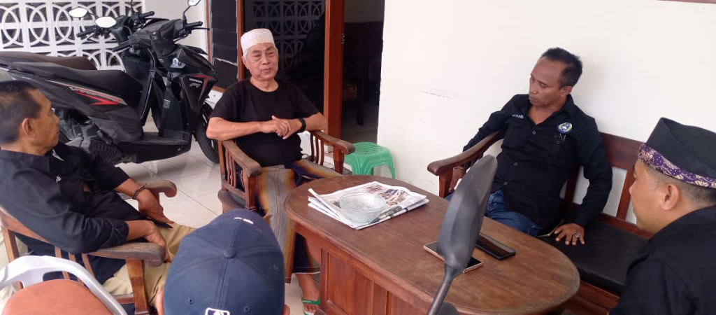 Caption foto: Pengurus Asosiasi Kabupaten (ASKAB) PSSI Sampang melakukan kunjungan silaturahmi
