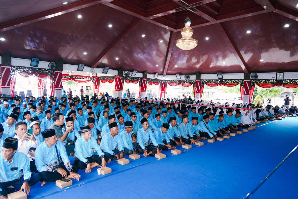 Caption Foto: Para calon jemaah untuk selalu mematuhi arahan dari para petugas haji demi kelancaran dan kekhusyukan ibadah.