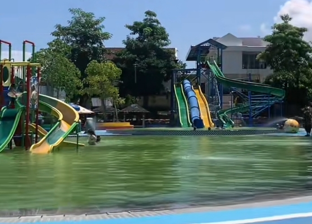 Caption Foto: kondisi air kolam renang dalam keadaan keruh dan tampak berlumut di SWP