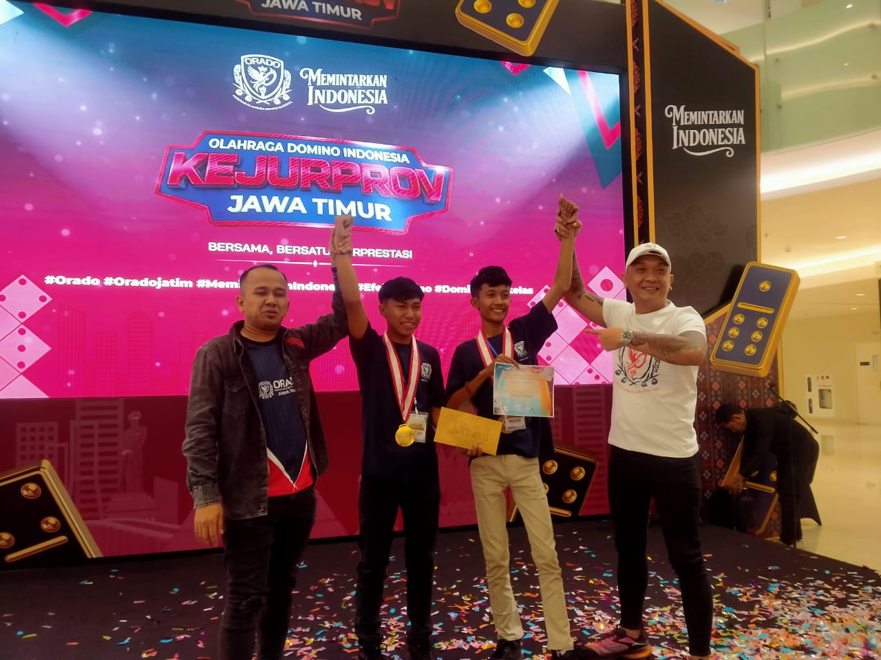 Caption Foto: Ketua Pengcab Orado Sampang, Surya Nofiantoro, memberikan apresiasi setinggi-tingginya kepada para atlet binaannya yang telah berjuang keras hingga mencapai podium tertinggi.