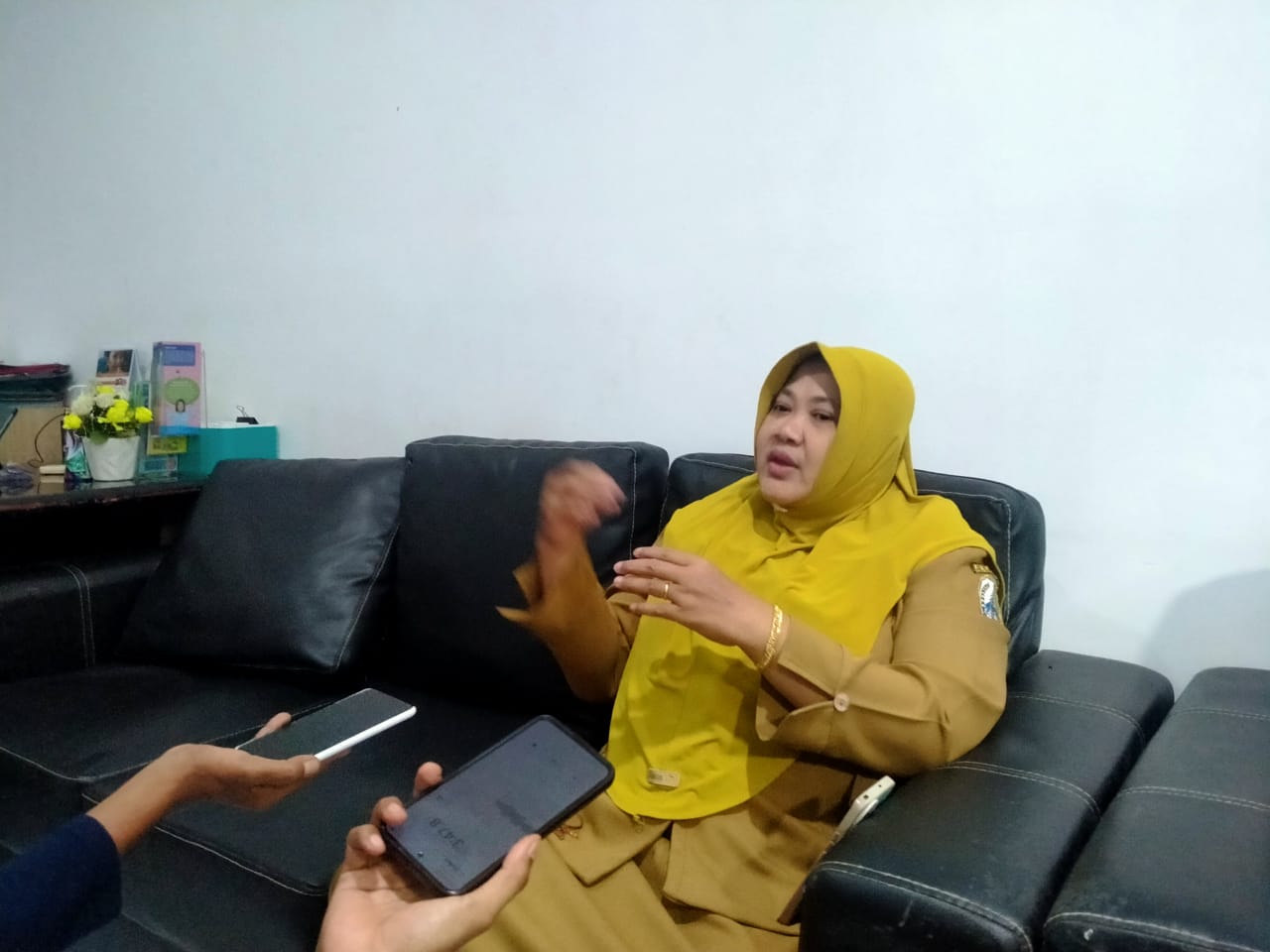 Caption Foto: Ketua Tim Survei Imunisasi Dinkes KB Sampang, Laili Nafila, mewakili Kabid Pencegahan dan Pengendalian Penyakit, Syamsul Hidayat,