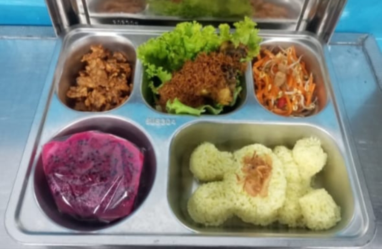 Caption Foto: Menyajikan menu sehat yang layak menjadi percontohan bagi penyedia lainnya di wilayah Sampang.