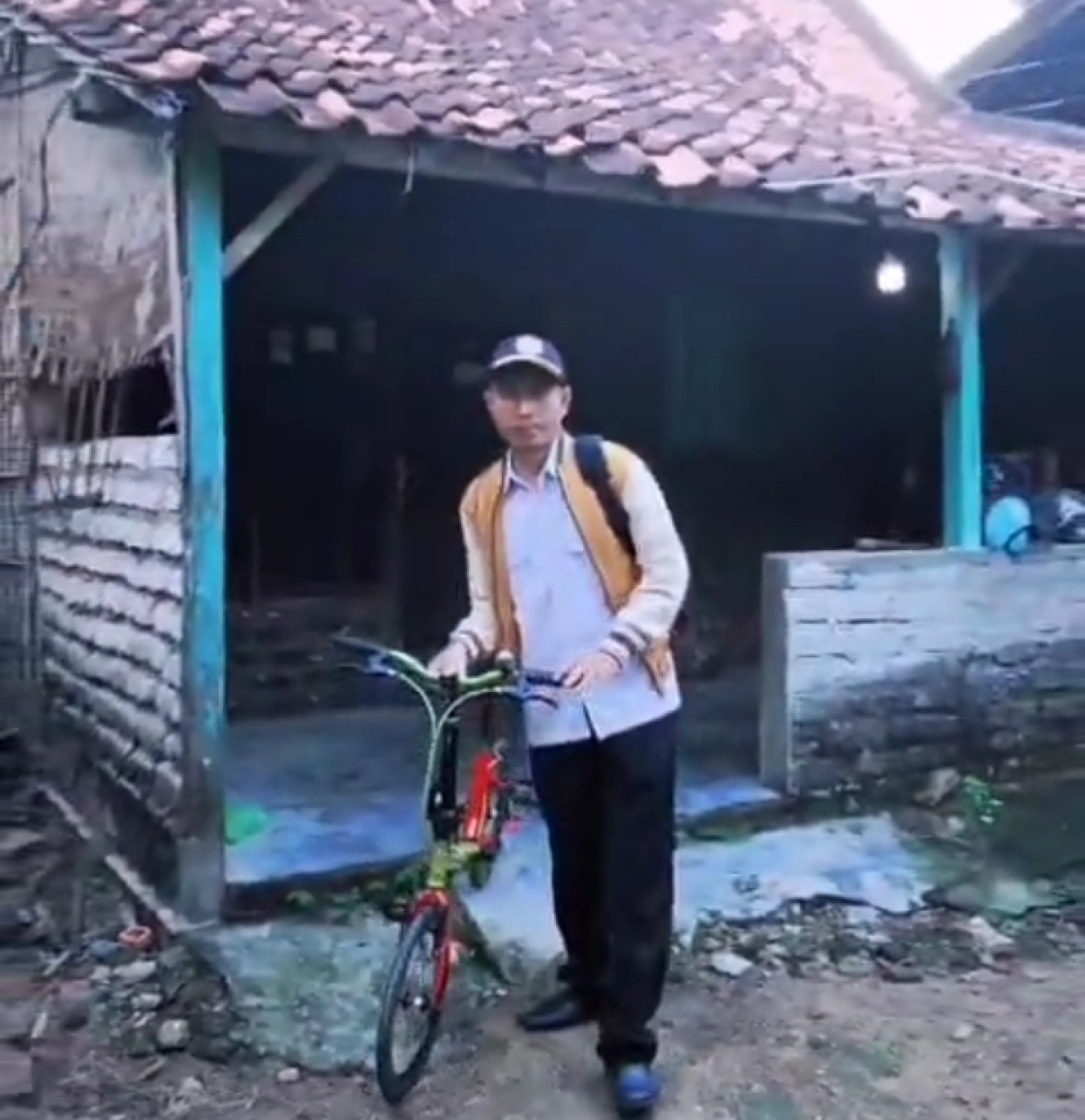 Caption Foto: Mohammad Hosen, S.Pd., guru di UPTD SDN P. Mandangin 1,
