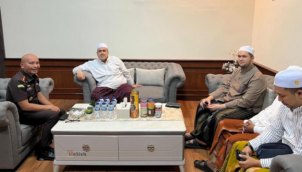 Caption Foto: Habib Alwi Bin Idrus Ba Agil bersama rombongan Majelis Muhibbin Sa'adah di Kantor Kejaksaan Negeri Sampang,